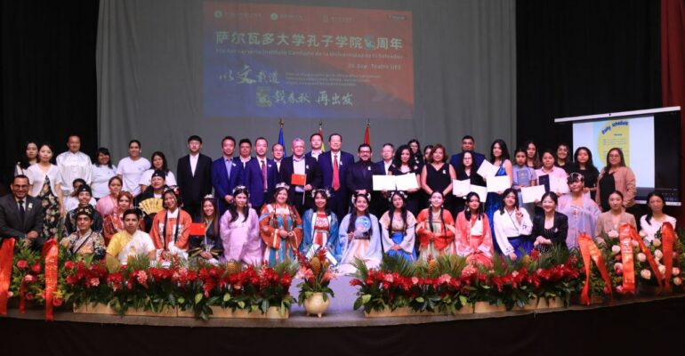 Participantes del quinto aniversario del Instituto Confucio de la Universidad de El Salvador.