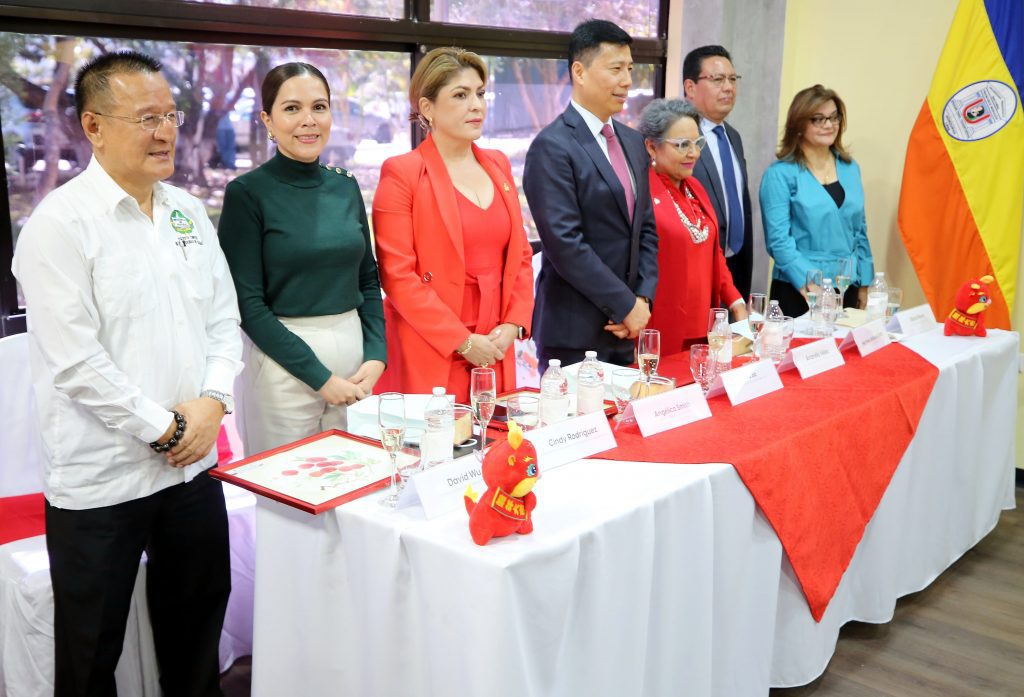 Participantes de una actividad de cooperación cultural vinculada a los cursos preliminares de chino mandarín en Honduras.