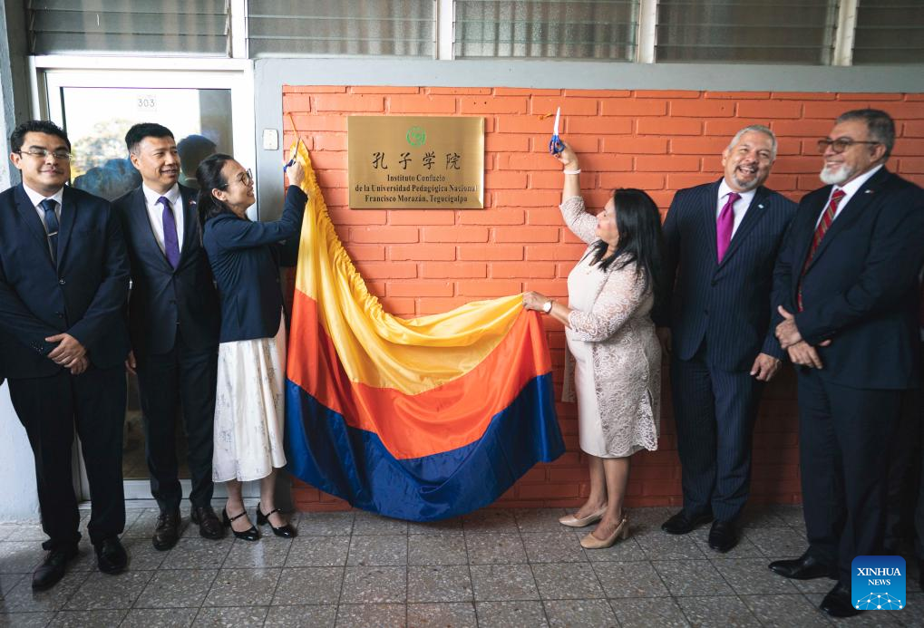 Autoridades descubren la placa del Instituto Confucio de la Universidad Pedagógica Nacional Francisco Morazán en Tegucigalpa.